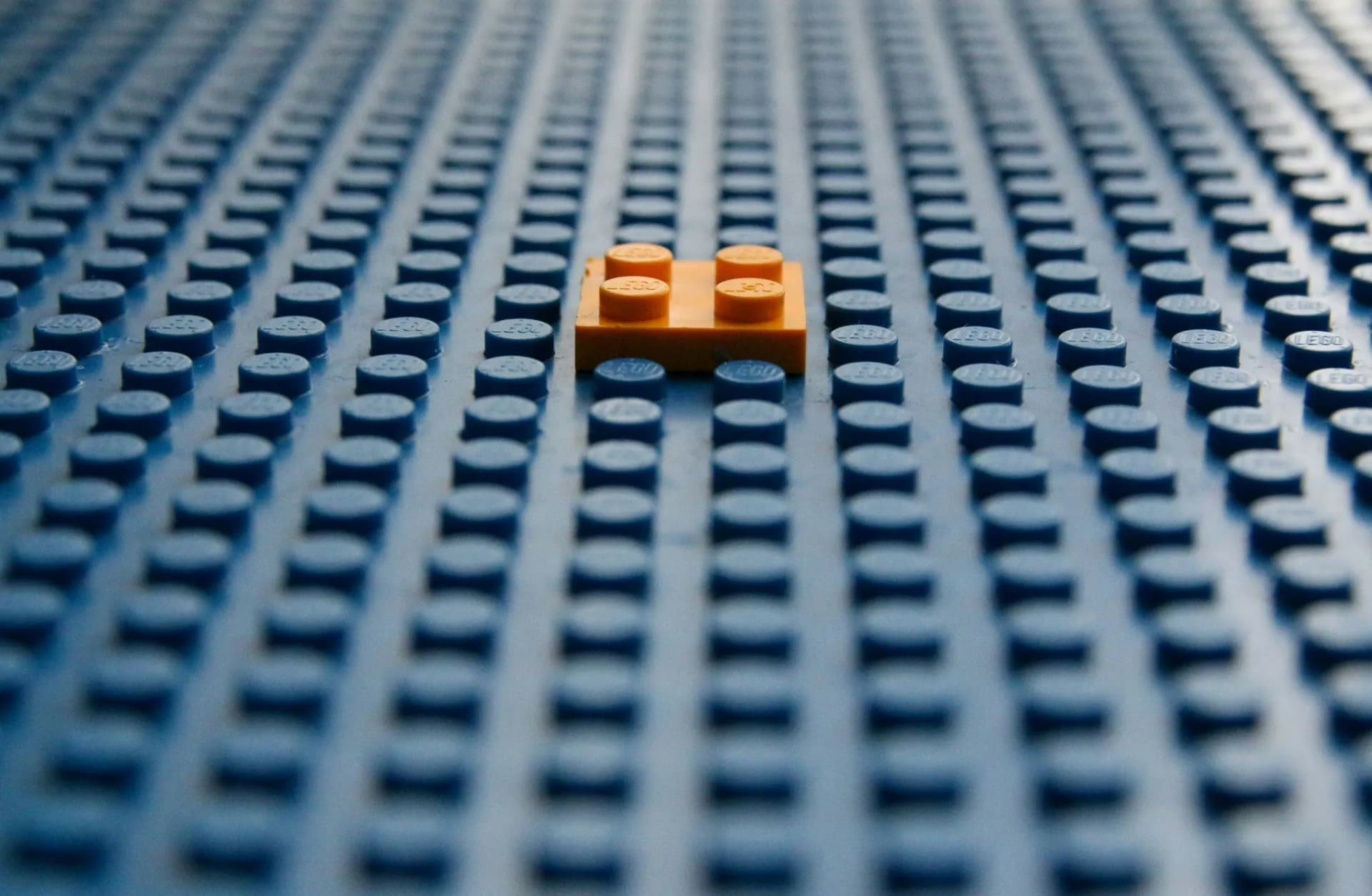 Brique LEGO orange sur une plaque bleue avec un sprite de joueur de basket