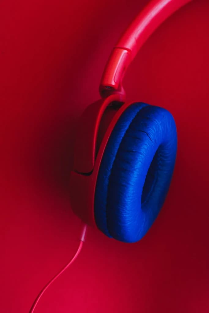 Une personne écoute de la musique avec un casque.