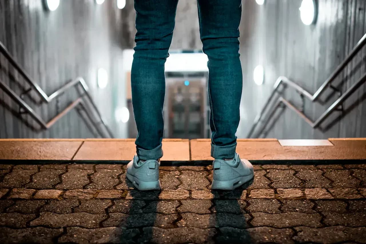 Une personne debout dans un paysage lumineux et ouvert.